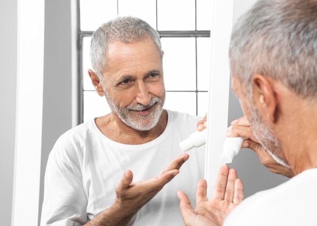 Free photo close-up man holding cream container