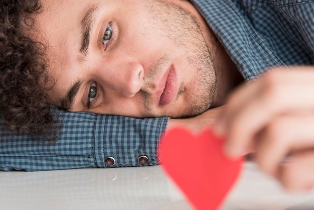 Free Photo close-up man holding heart