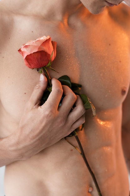 Free photo close up man holding rose