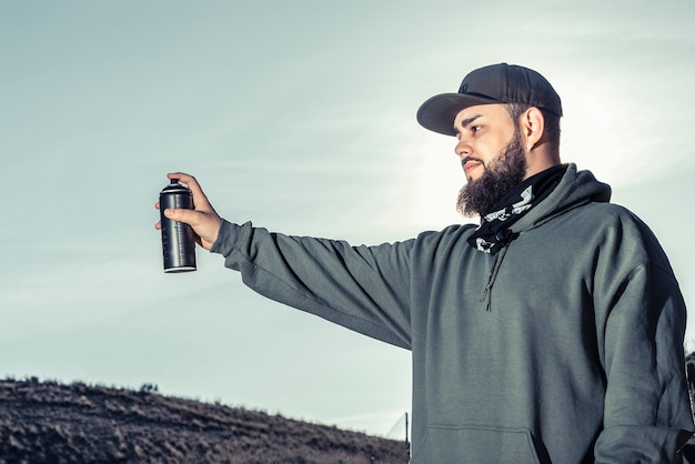 Free Photo close-up of a man holding spray can