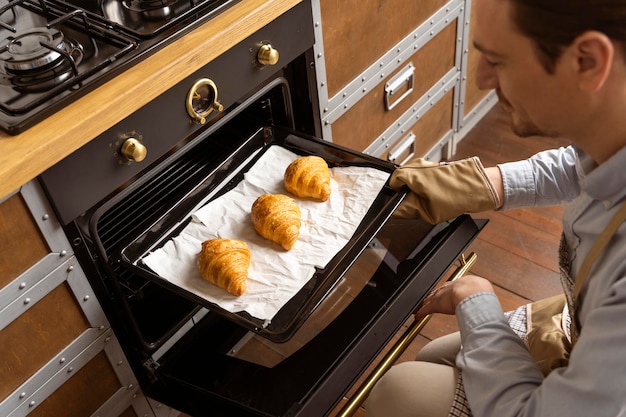 Free photo close up man holding tray