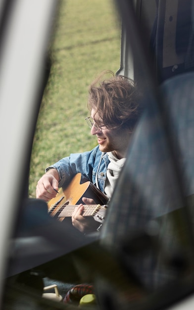 Free photo close up man playing the guitar