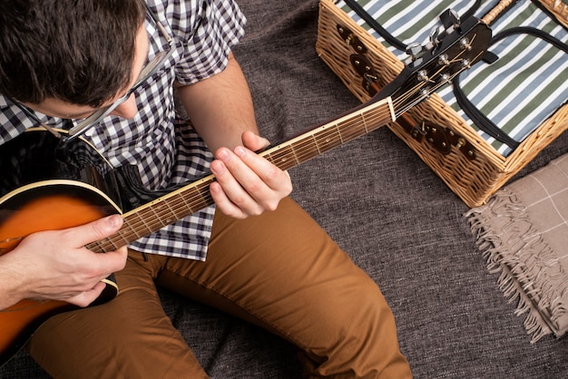 Free photo close up man playing the guitar