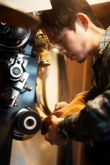 Free photo close up man polishing shoe