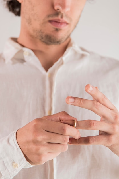 Free photo close-up man pulling out ring