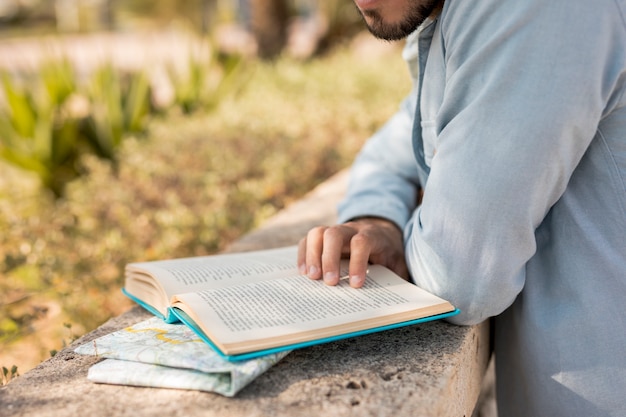 Free photo close-up of a man reading a book