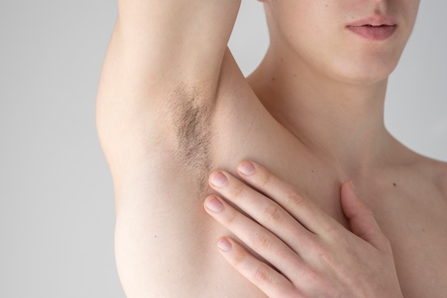 Free photo close up on man revealing her armpit