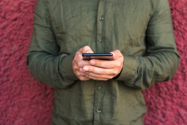 Free Photo close-up of man's hand using cellphone