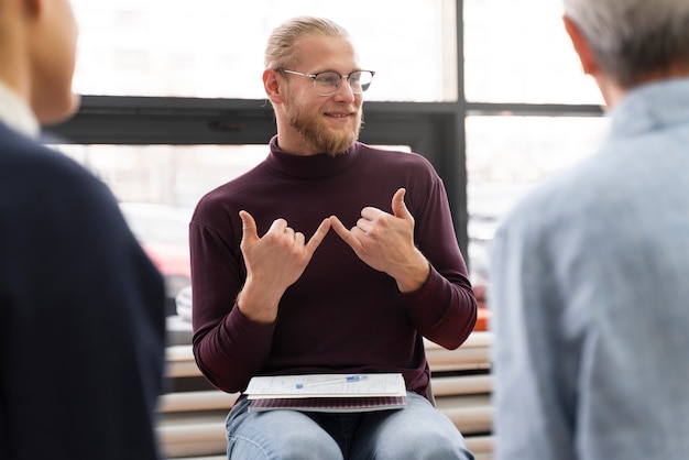 Free photo close up man sign language