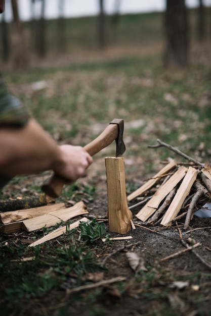 Free photo close-up man splitting wood