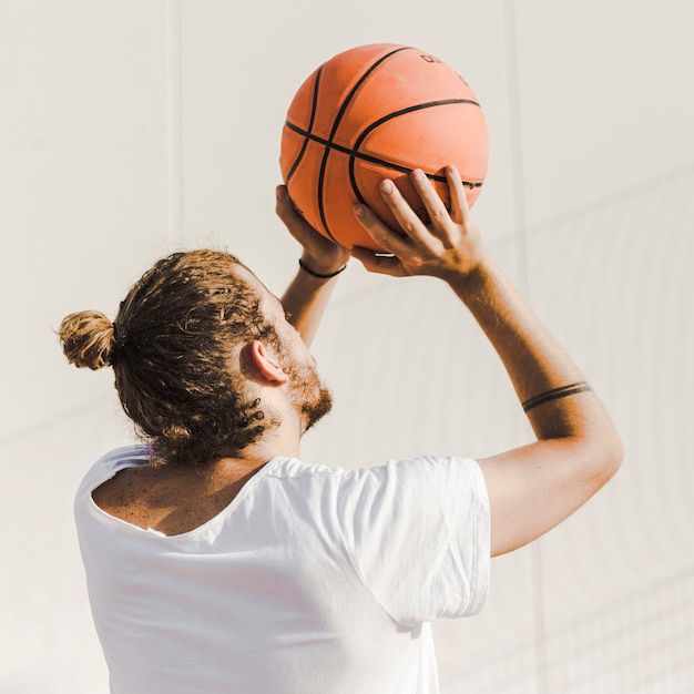 Free Photo close-up of a man throwing basketball