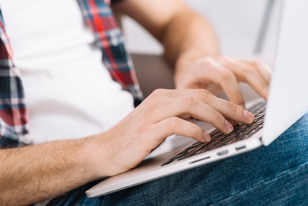 Free photo close-up man using laptop