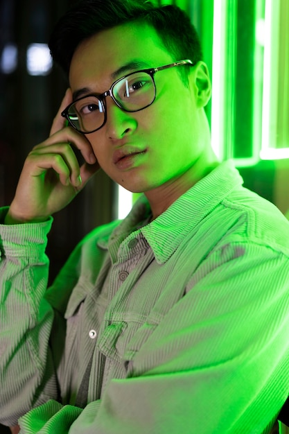 Free photo close up man wearing glasses