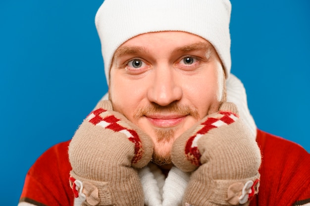 Free photo close-up man in winter clothes looking at camera