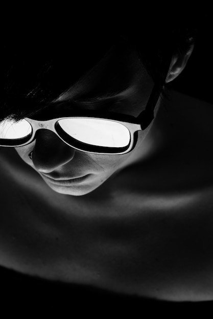 Free Photo close-up of man with sunglasses in black and white