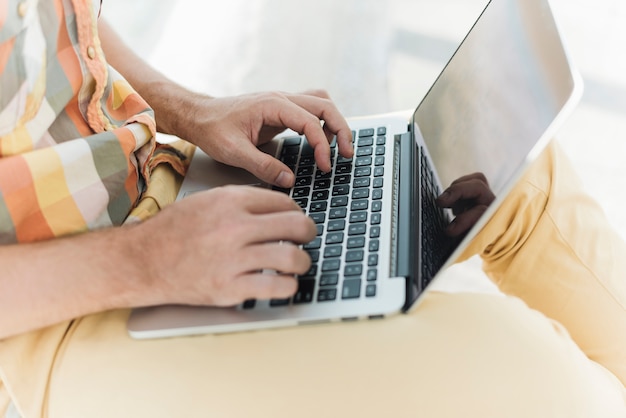 Free photo close up of man working with laptop