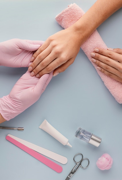 Free photo close-up manicurist holding customer hand