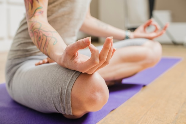 Free photo close-up meditating woman