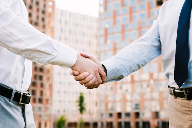 Free Photo close-up men in suit making an agreement 