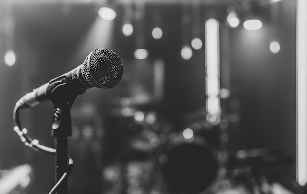 Free photo close up of a microphone on a concert stage with beautiful lighting.