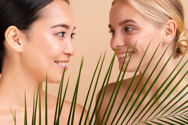 Free photo close-up models with leaves looking at each other