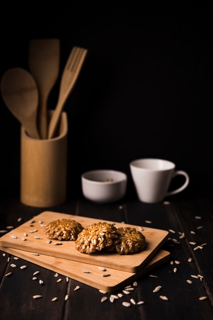 Free photo close-up muesli cookies on wooden board