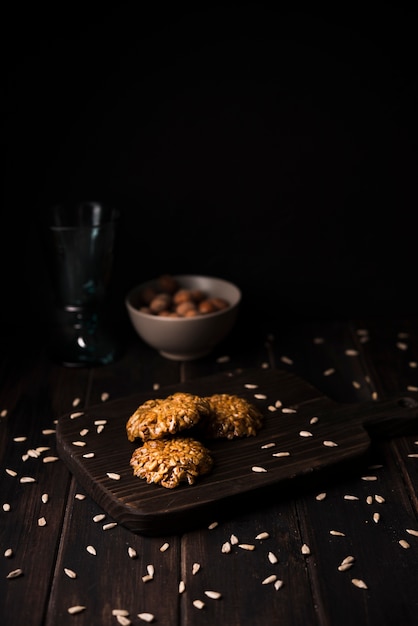 Free Photo close-up muesli cookies on wooden board