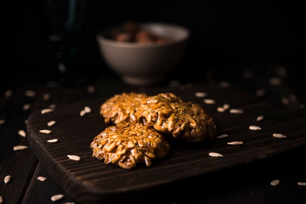 Free photo close-up muesli cookies on wooden board