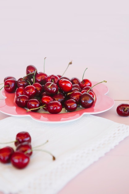 Free photo close-up of napkin and juicy red cherries on plate