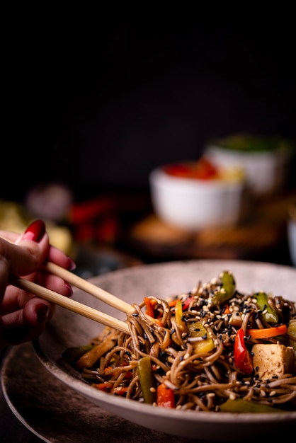 Free photo close-up of noodles in bowl with vegetables