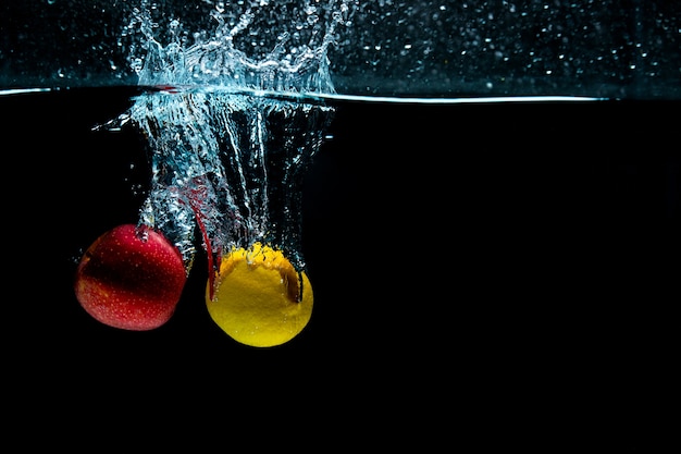 Free photo close-up. object shooting. apple with lemon in water.