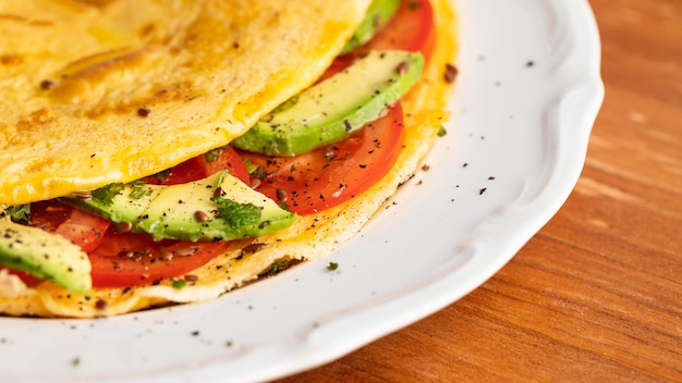 Free photo close-up of omelet with tomatoes and avocado on plate