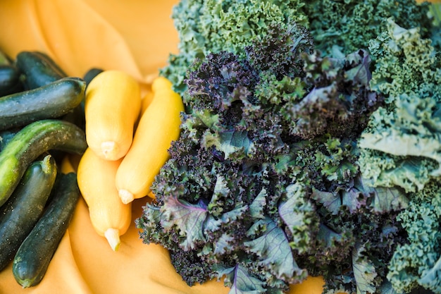 Free photo close-up of organic zucchini and raw kale vegetable