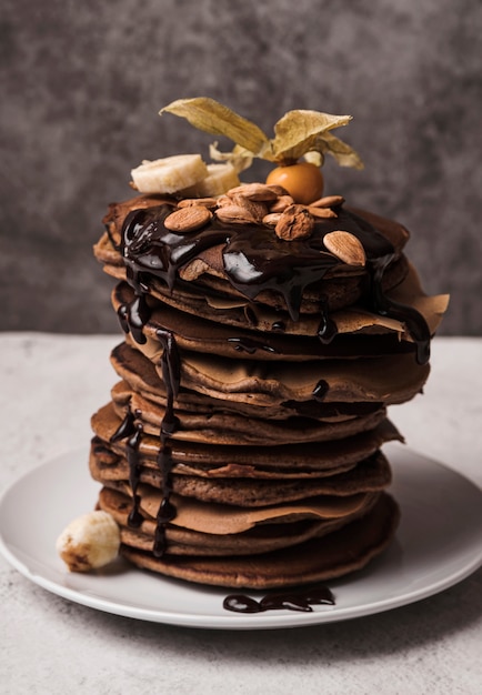 Free photo close-up pancakes with topping