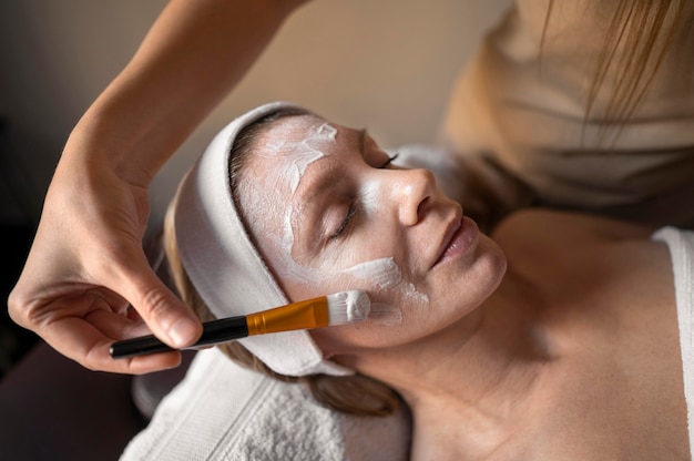 Free Photo close-up patient having face mask