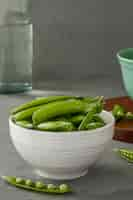 Free photo close-up pea pods in bowl