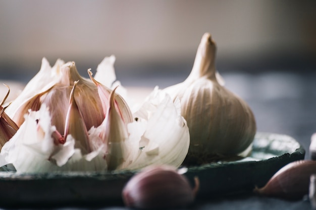 Free photo close-up peeled garlic