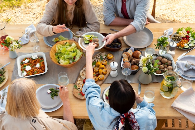 Free photo close up people at table with delicious food