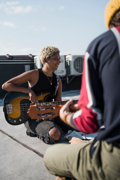 Free photo close up people with guitars