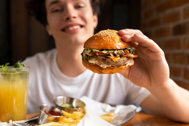 Free photo close up on person enjoying food