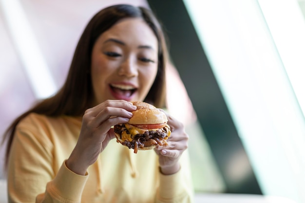 Free photo close up on person enjoying food