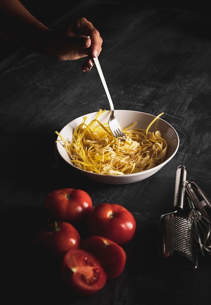 Free photo close-up person holding fork