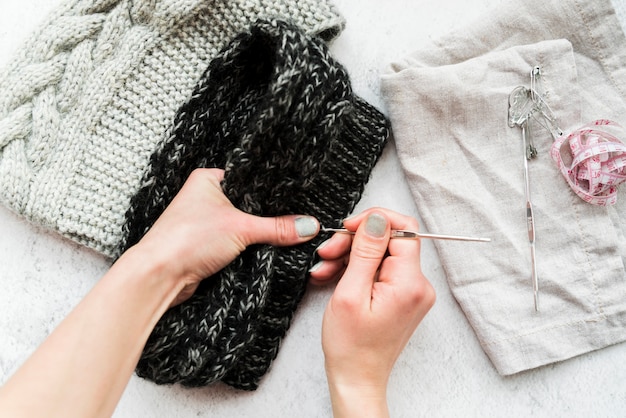 Free photo close-up of a person's hand crocheting with wool