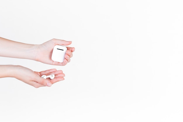 Free photo close-up of a person's hand holding hearing aid and battery