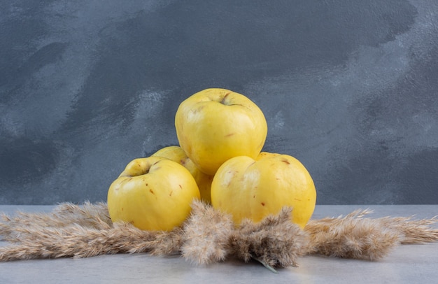 Free photo close up photo of fresh ripe organic quinces on grey background.