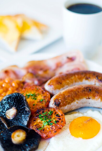 Free photo close-up photo of full english breakfast.