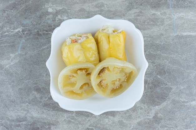 Free photo close up photo of homemade pickle. filled pepper and green tomato slices.