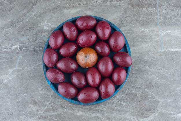 Free photo close up photo of pickled palm son blue plate.