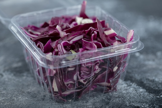 Free photo close up photo of plastic container full with chopped purple cabbage