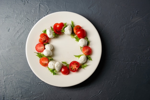 Free photo close-up photo top view of plate with caprese salad, restaurant arrangement of food